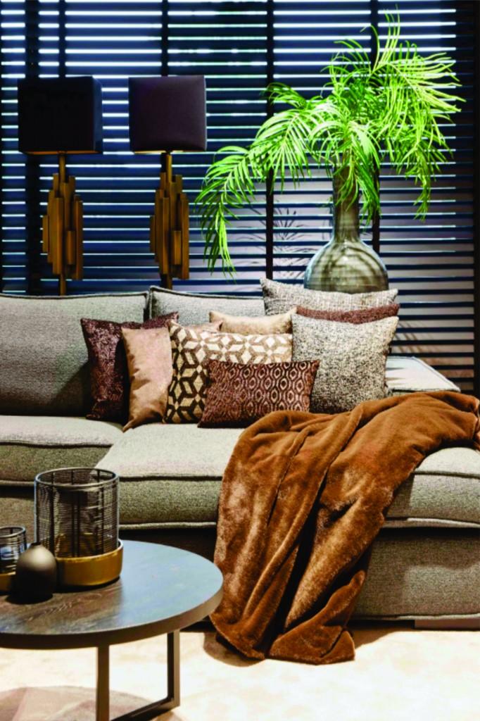 Decoratieve kussens en plaid in warme kleuren