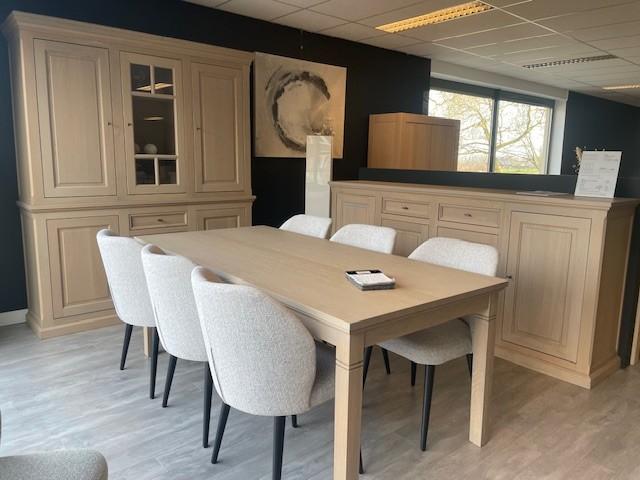 Eetkamer met tafel, stoelen en buffetkast