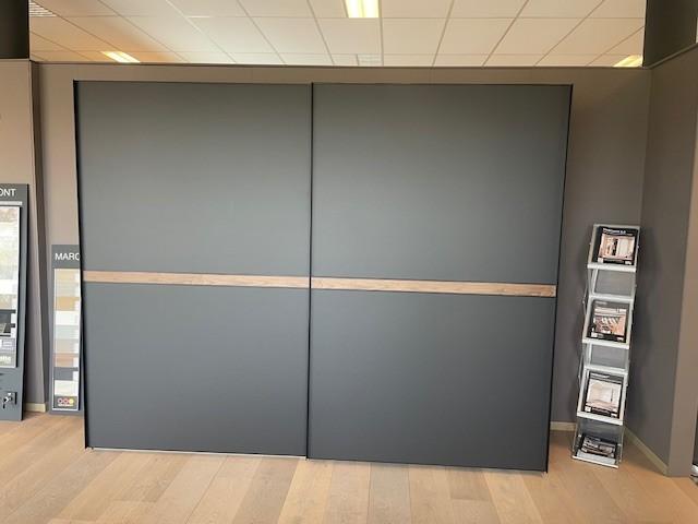 Moderne kast met strakke fronten